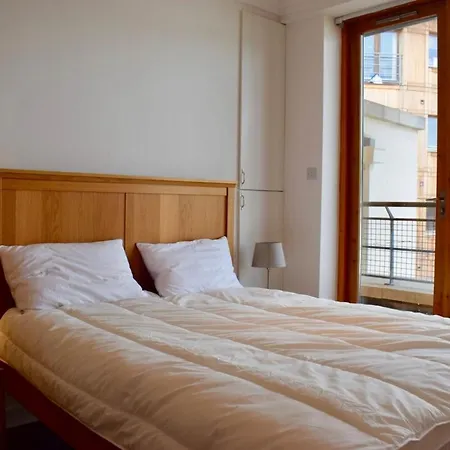 Modern 3 Bedroom Penthouse In アパート